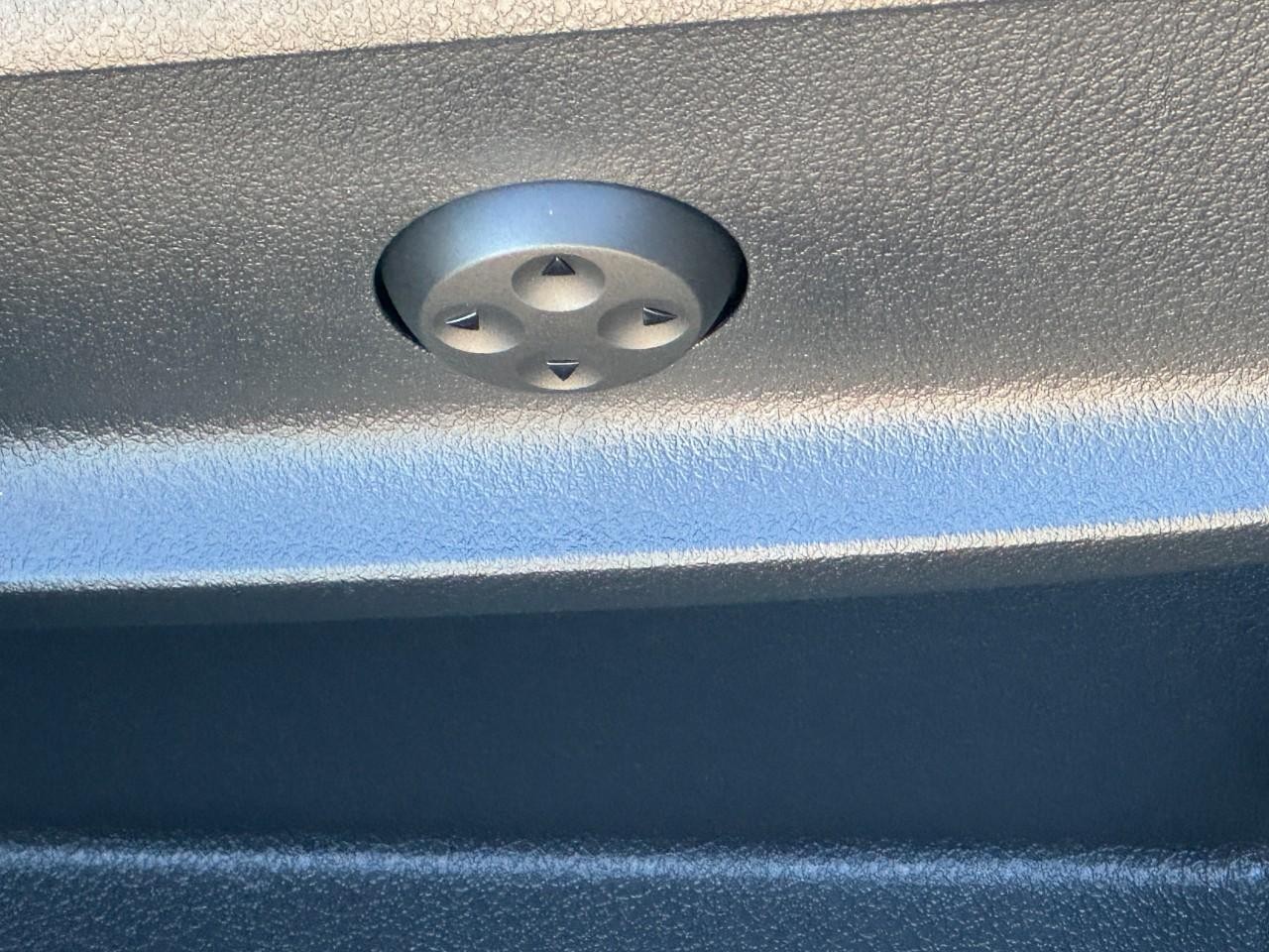 Mercedes-Benz GLA Vehicle Full-screen Gallery Image 18