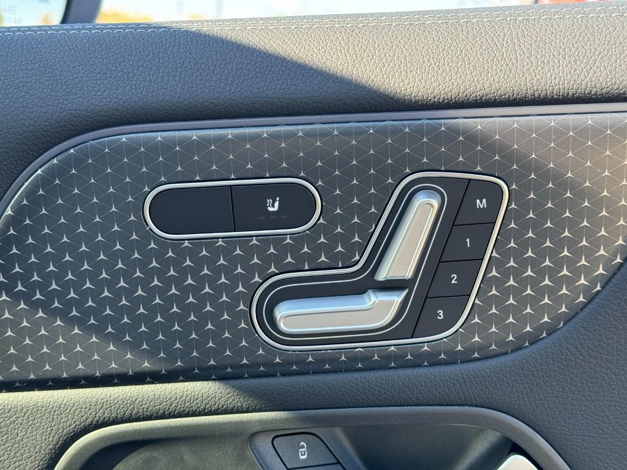 Mercedes-Benz GLA Vehicle Full-screen Gallery Image 19