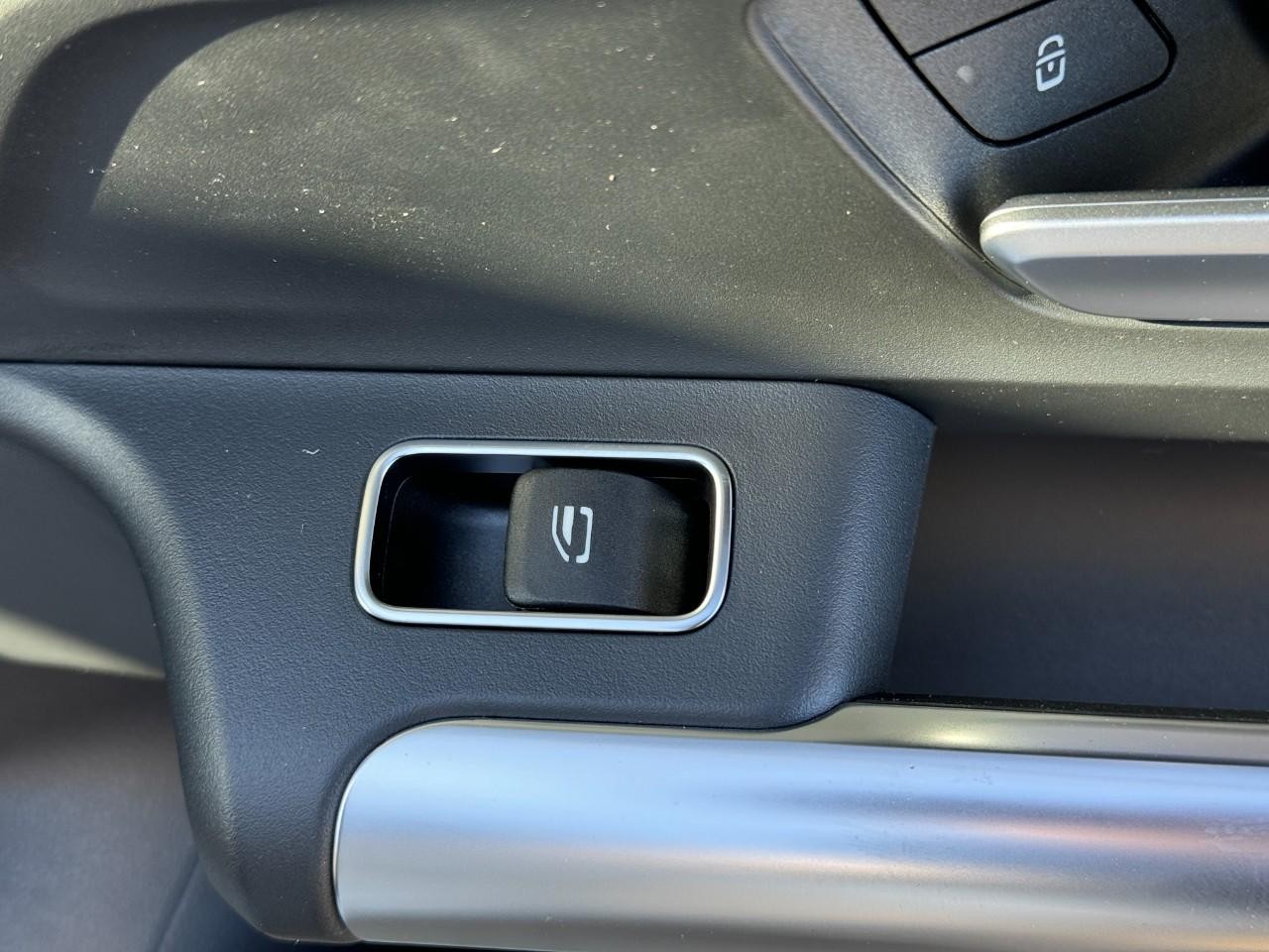 Mercedes-Benz GLA Vehicle Full-screen Gallery Image 21