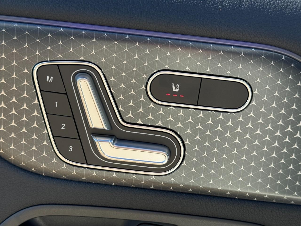 Mercedes-Benz GLA Vehicle Full-screen Gallery Image 22