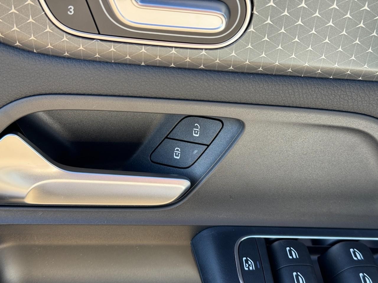 Mercedes-Benz GLA Vehicle Full-screen Gallery Image 23