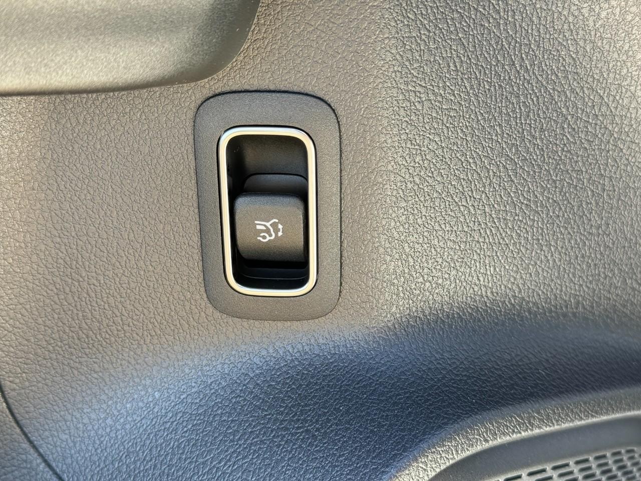 Mercedes-Benz GLA Vehicle Full-screen Gallery Image 25