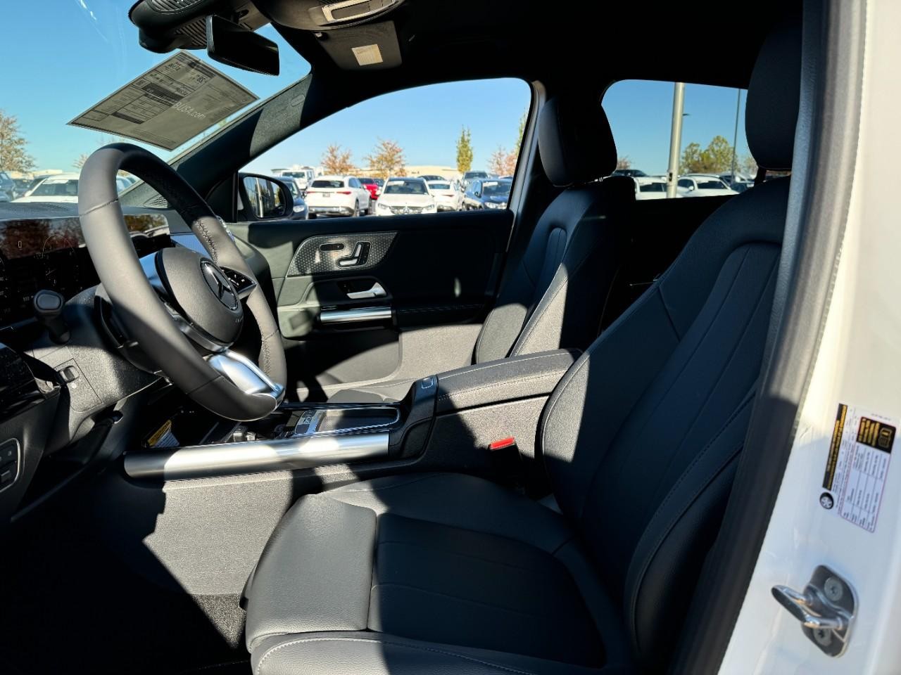 Mercedes-Benz GLA Vehicle Full-screen Gallery Image 26