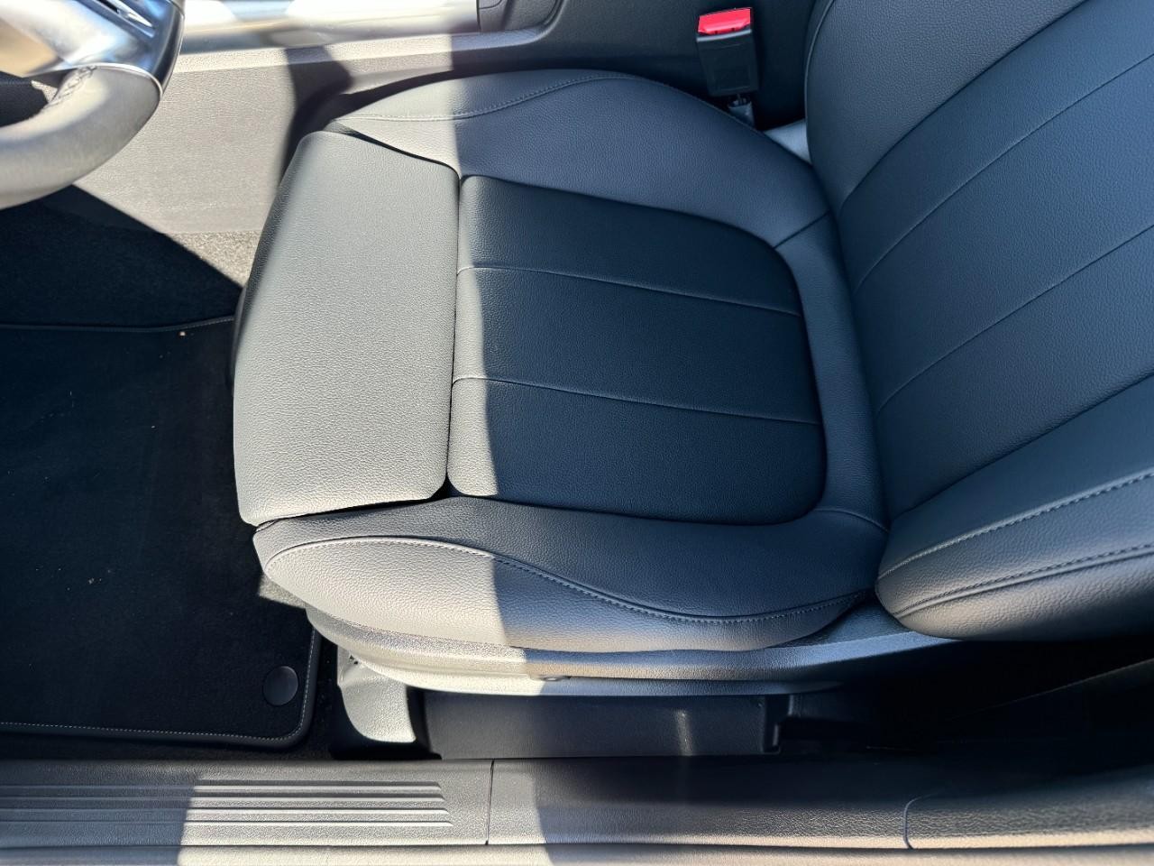 Mercedes-Benz GLA Vehicle Full-screen Gallery Image 27