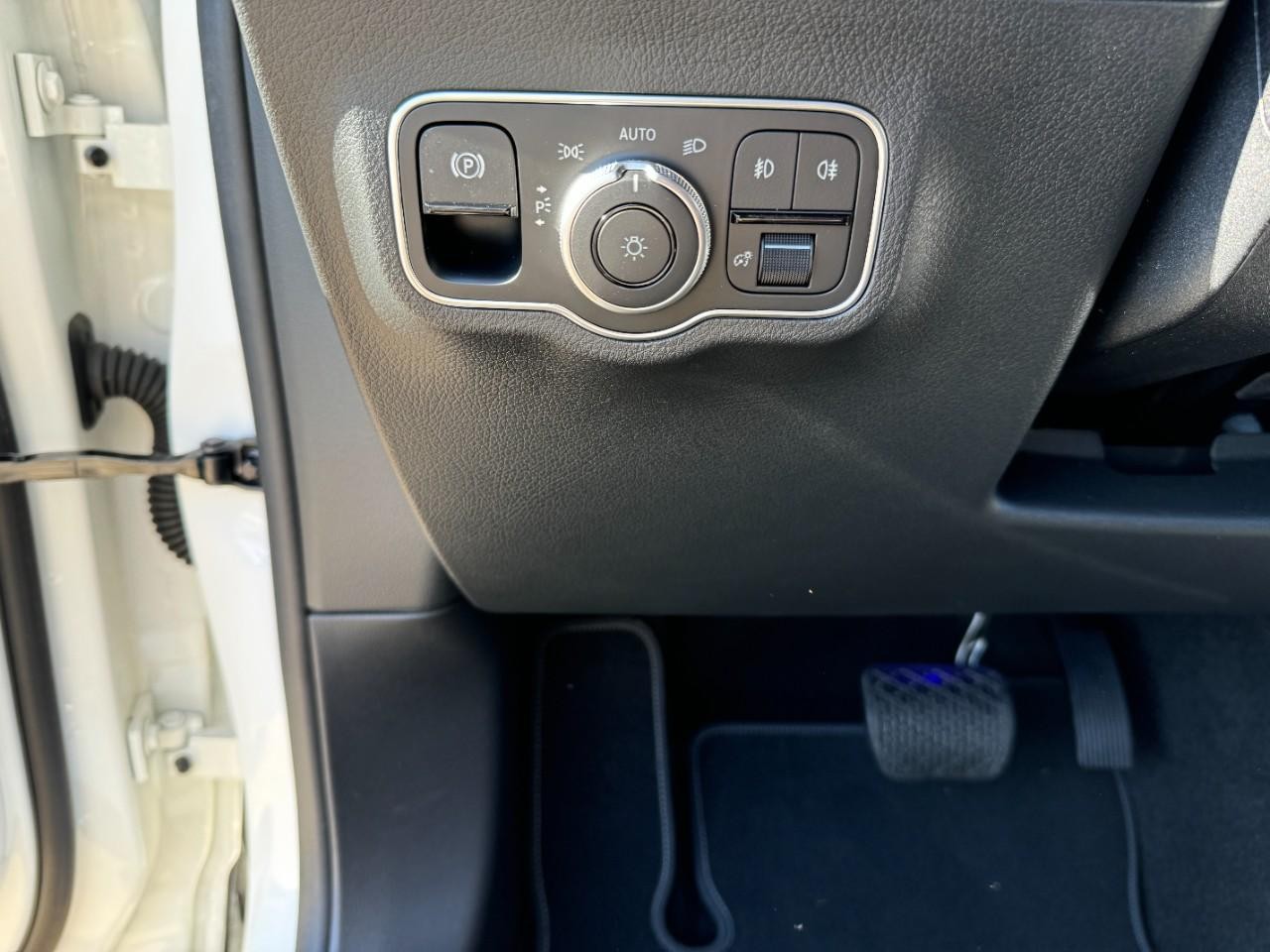 Mercedes-Benz GLA Vehicle Full-screen Gallery Image 29