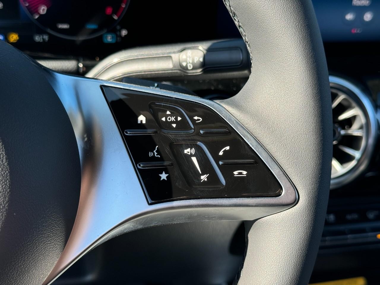 Mercedes-Benz GLA Vehicle Full-screen Gallery Image 31