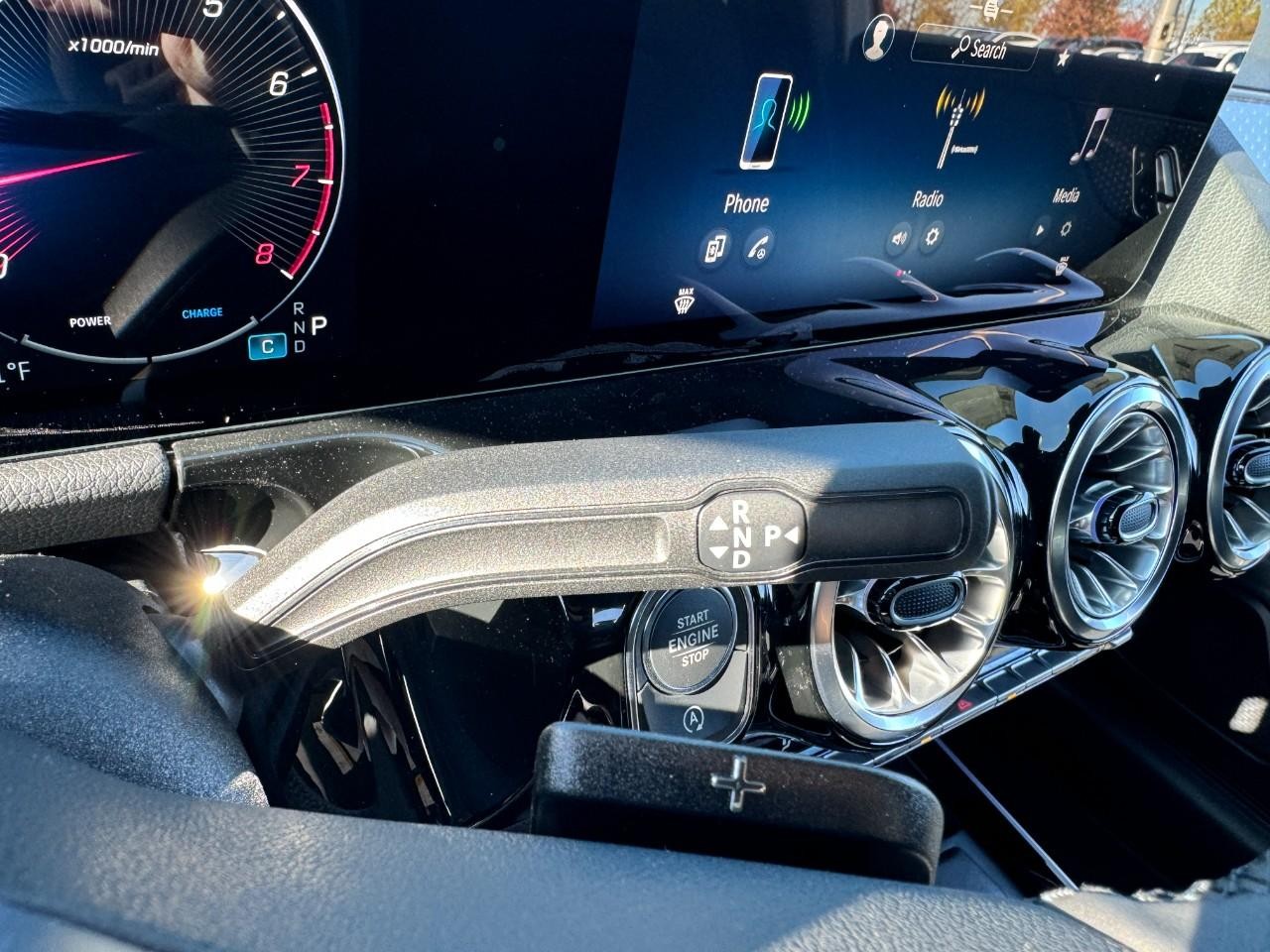 Mercedes-Benz GLA Vehicle Full-screen Gallery Image 33