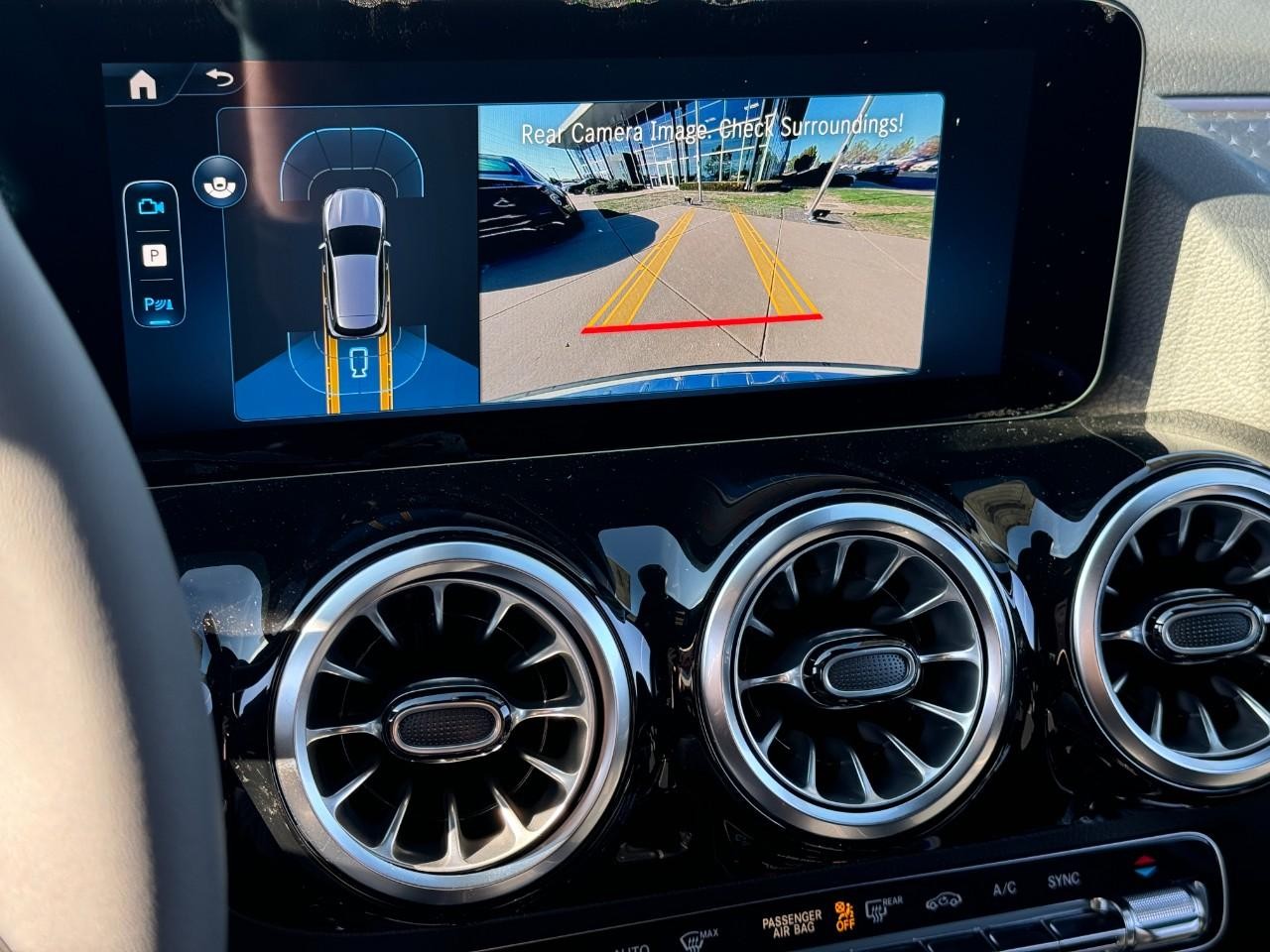 Mercedes-Benz GLA Vehicle Full-screen Gallery Image 34