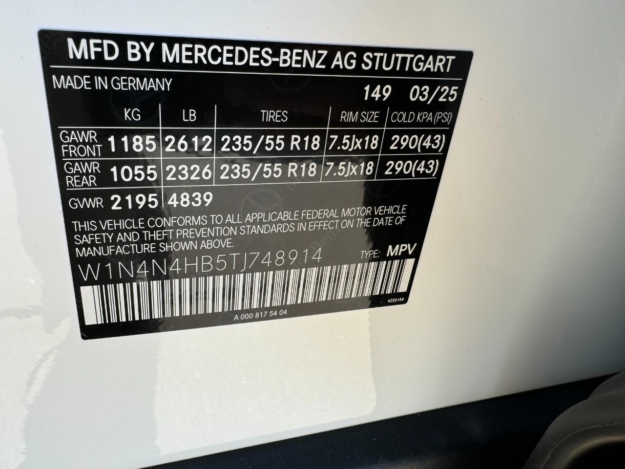 Mercedes-Benz GLA Vehicle Full-screen Gallery Image 35