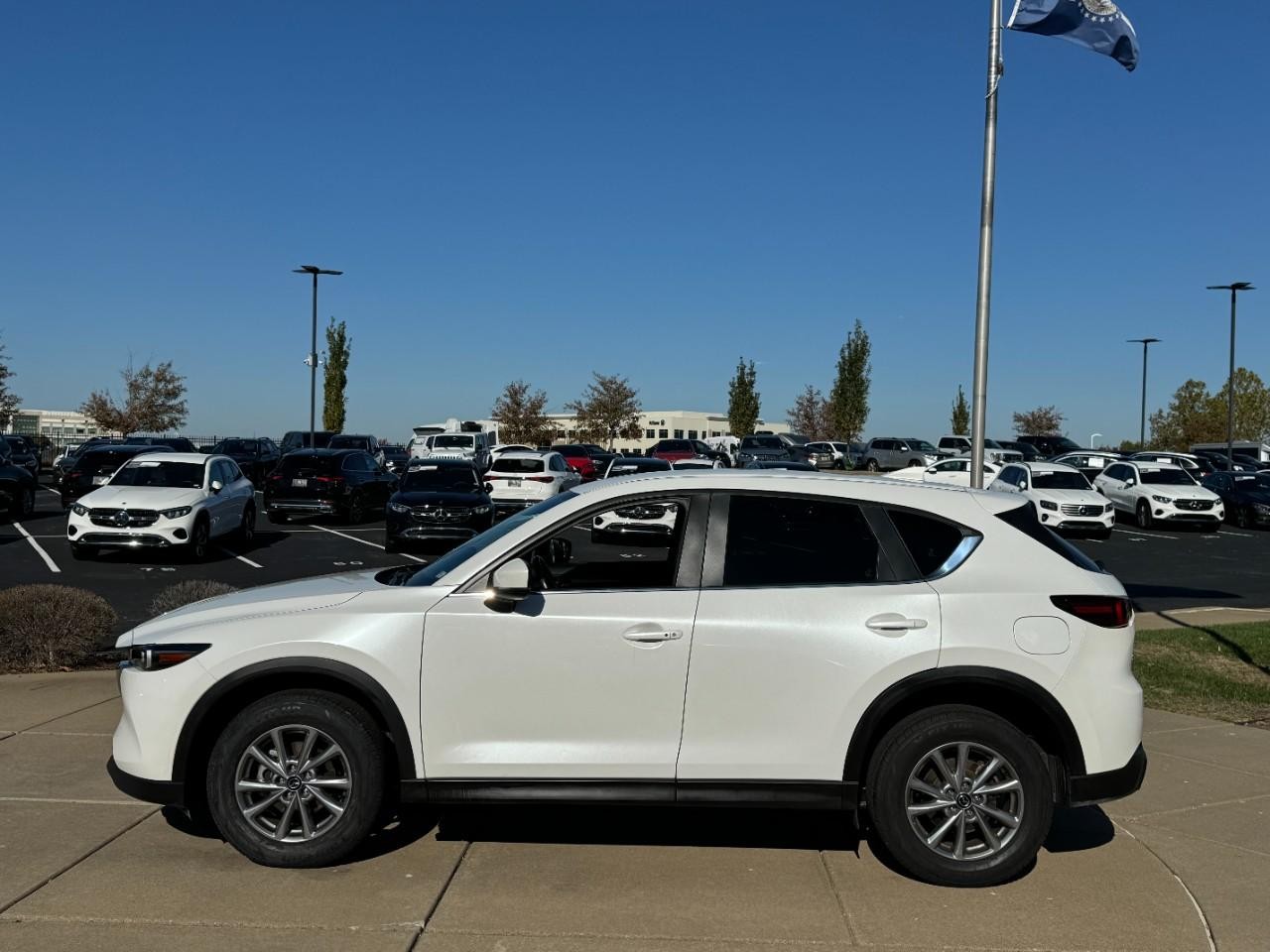 Mazda CX-5 Vehicle Full-screen Gallery Image 2