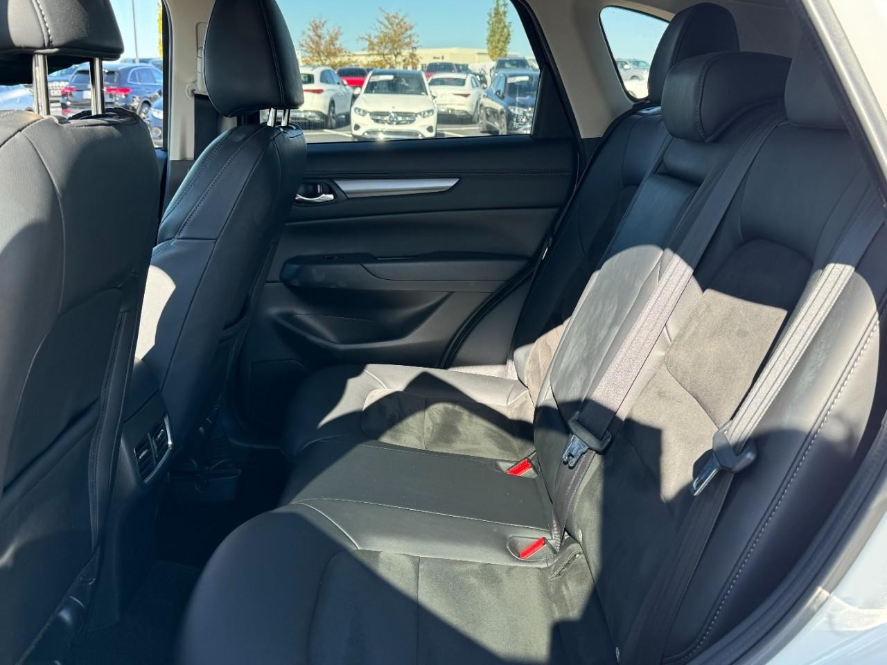 Mazda CX-5 Vehicle Full-screen Gallery Image 8