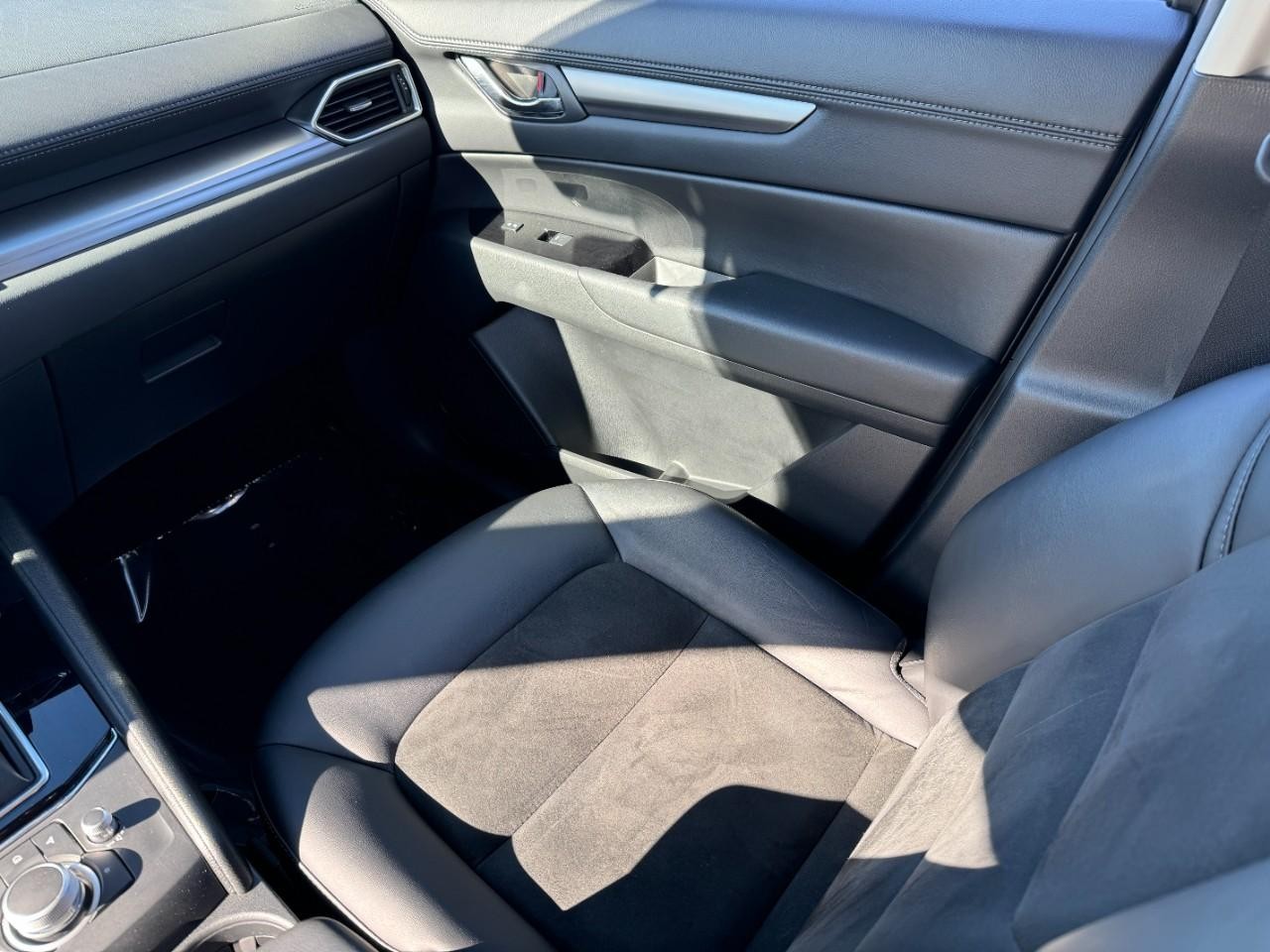 Mazda CX-5 Vehicle Full-screen Gallery Image 16