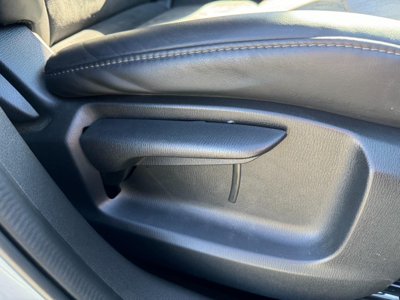 Mazda CX-5 Vehicle Full-screen Gallery Image 19