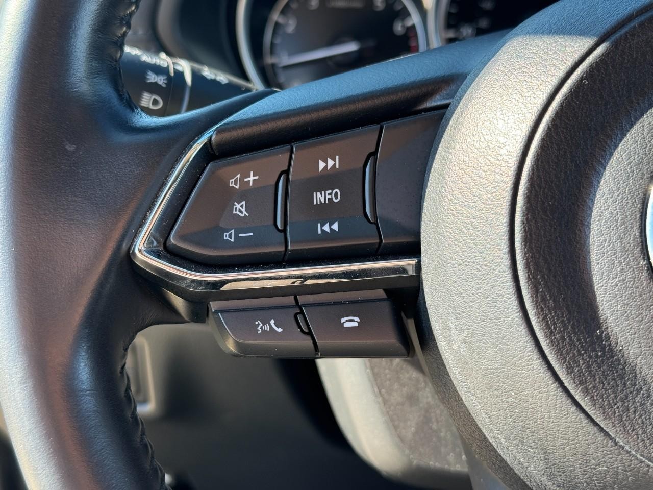 Mazda CX-5 Vehicle Full-screen Gallery Image 26