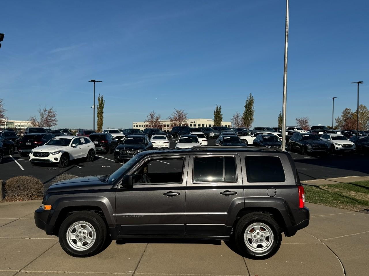 Jeep Patriot Vehicle Full-screen Gallery Image 2