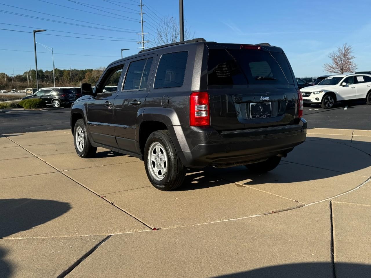 Jeep Patriot Vehicle Full-screen Gallery Image 3