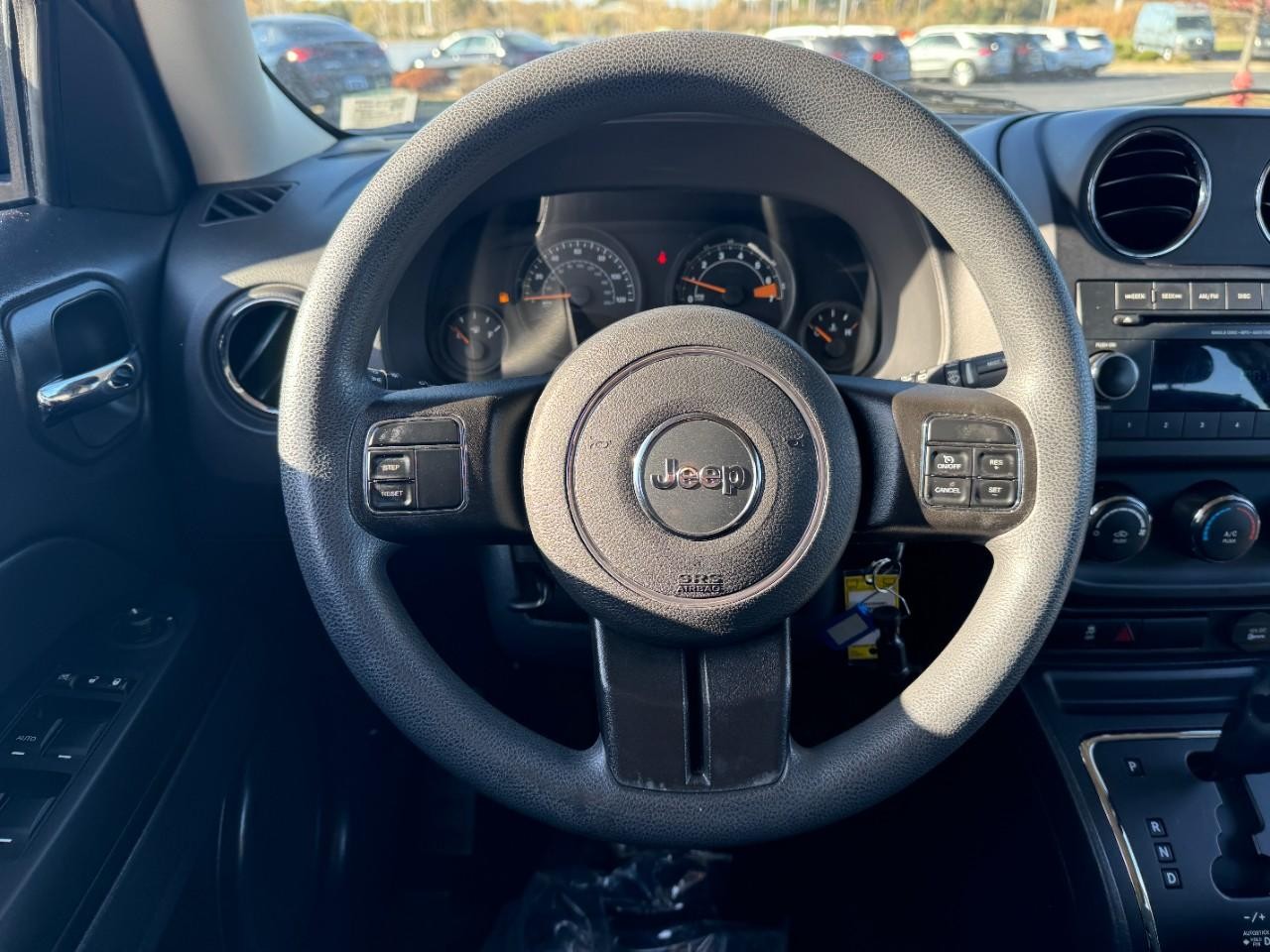 Jeep Patriot Vehicle Full-screen Gallery Image 12