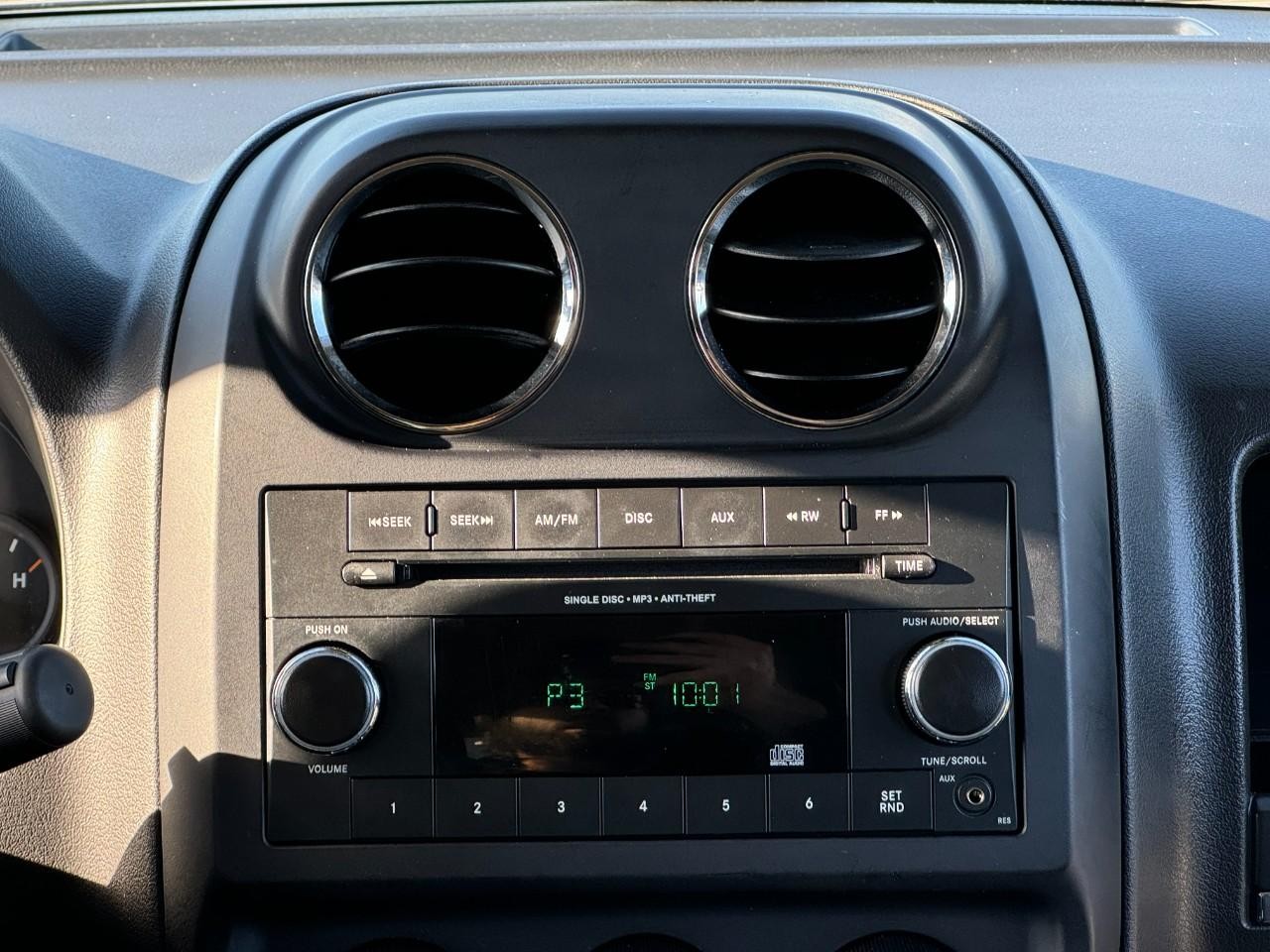 Jeep Patriot Vehicle Full-screen Gallery Image 13