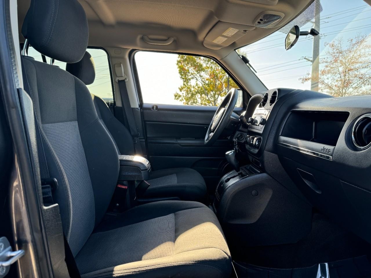 Jeep Patriot Vehicle Full-screen Gallery Image 17