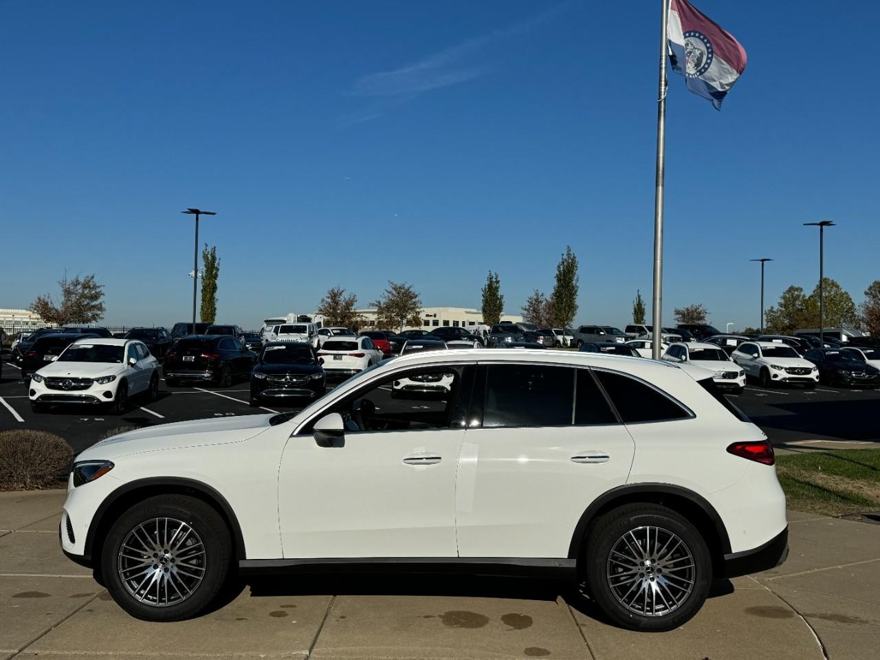 Mercedes-Benz GLC Vehicle Full-screen Gallery Image 2