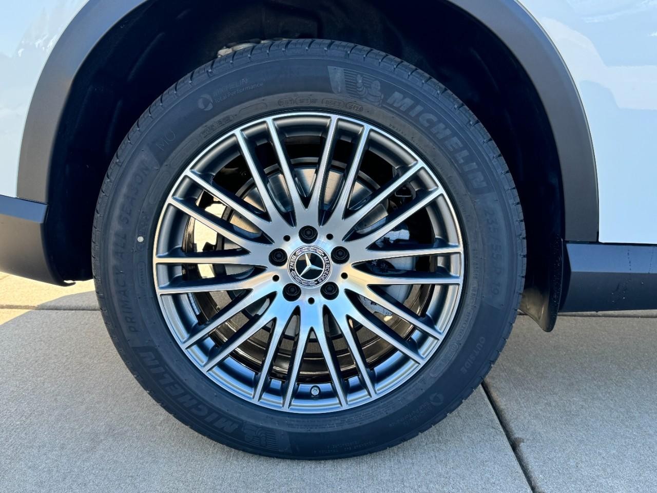 Mercedes-Benz GLC Vehicle Full-screen Gallery Image 5