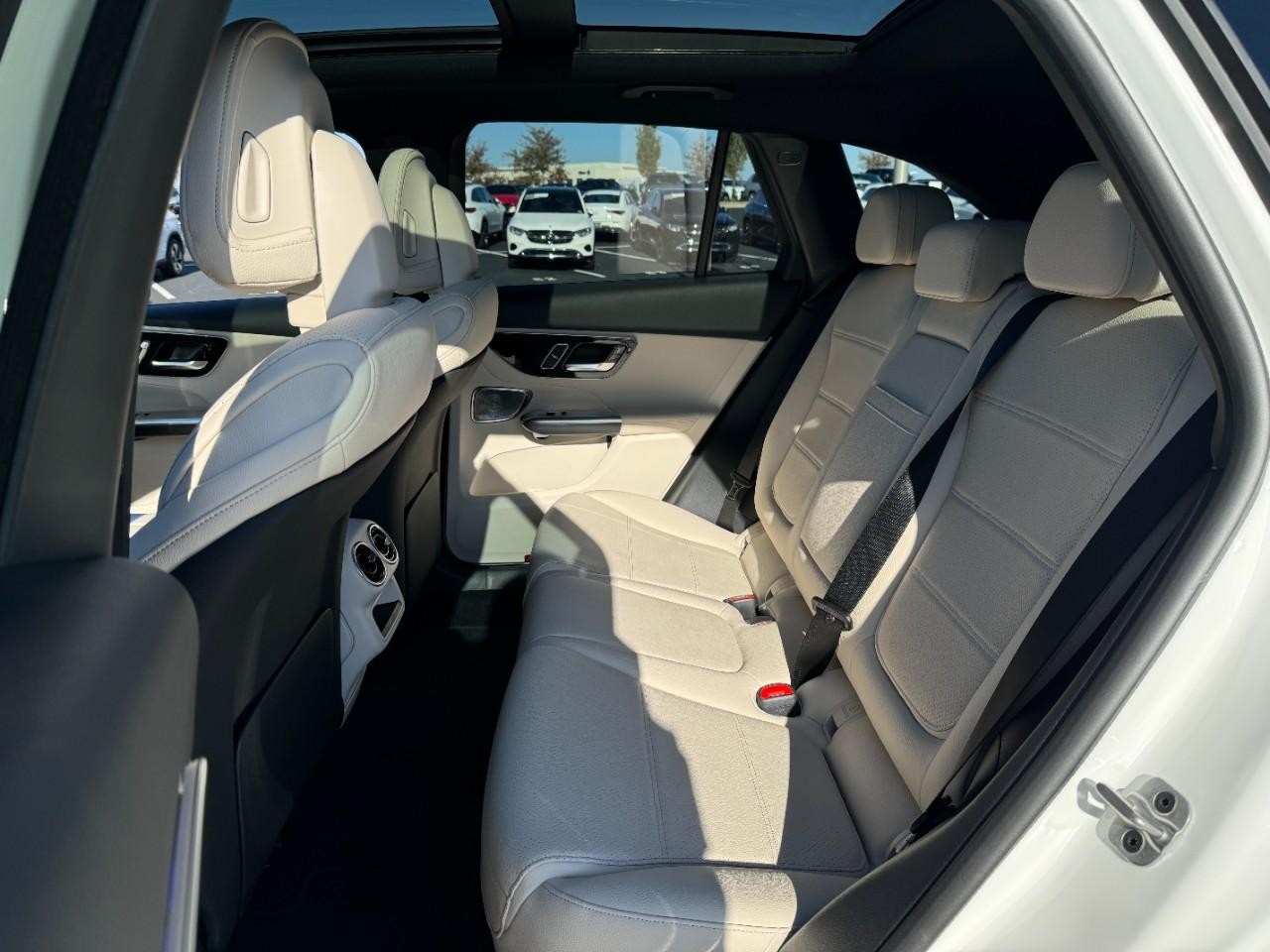 Mercedes-Benz GLC Vehicle Full-screen Gallery Image 8