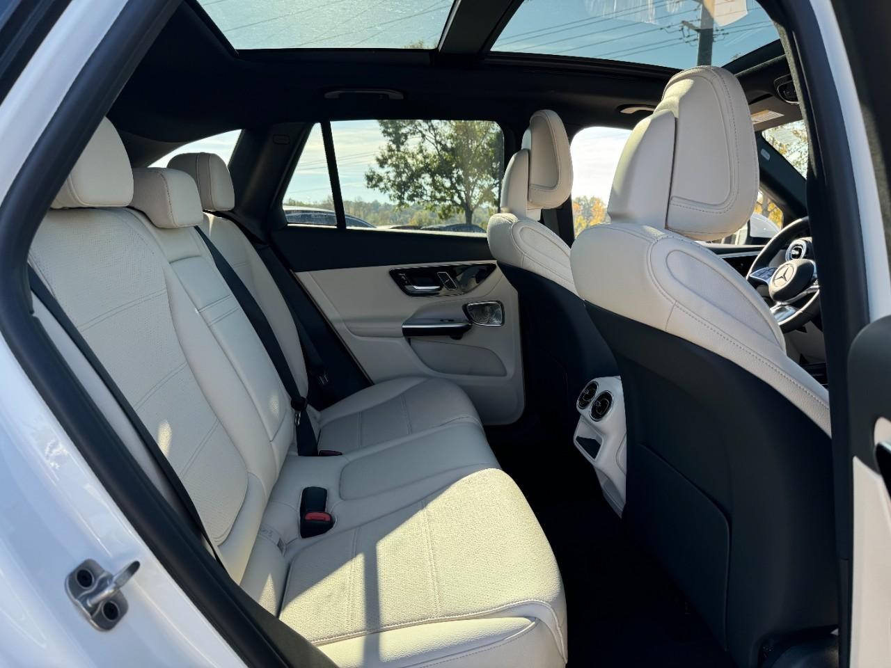 Mercedes-Benz GLC Vehicle Full-screen Gallery Image 10