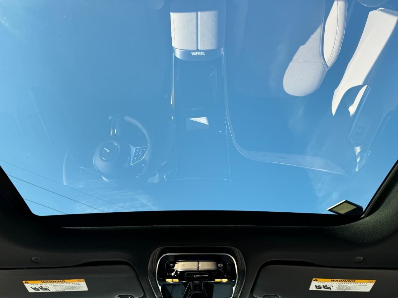 Mercedes-Benz GLC Vehicle Full-screen Gallery Image 11