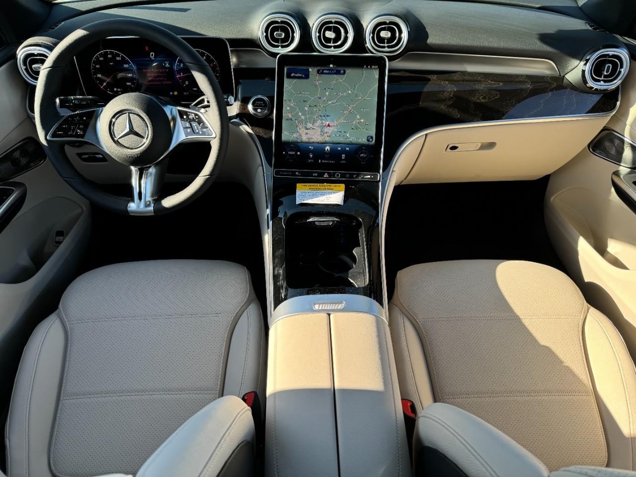 Mercedes-Benz GLC Vehicle Full-screen Gallery Image 12