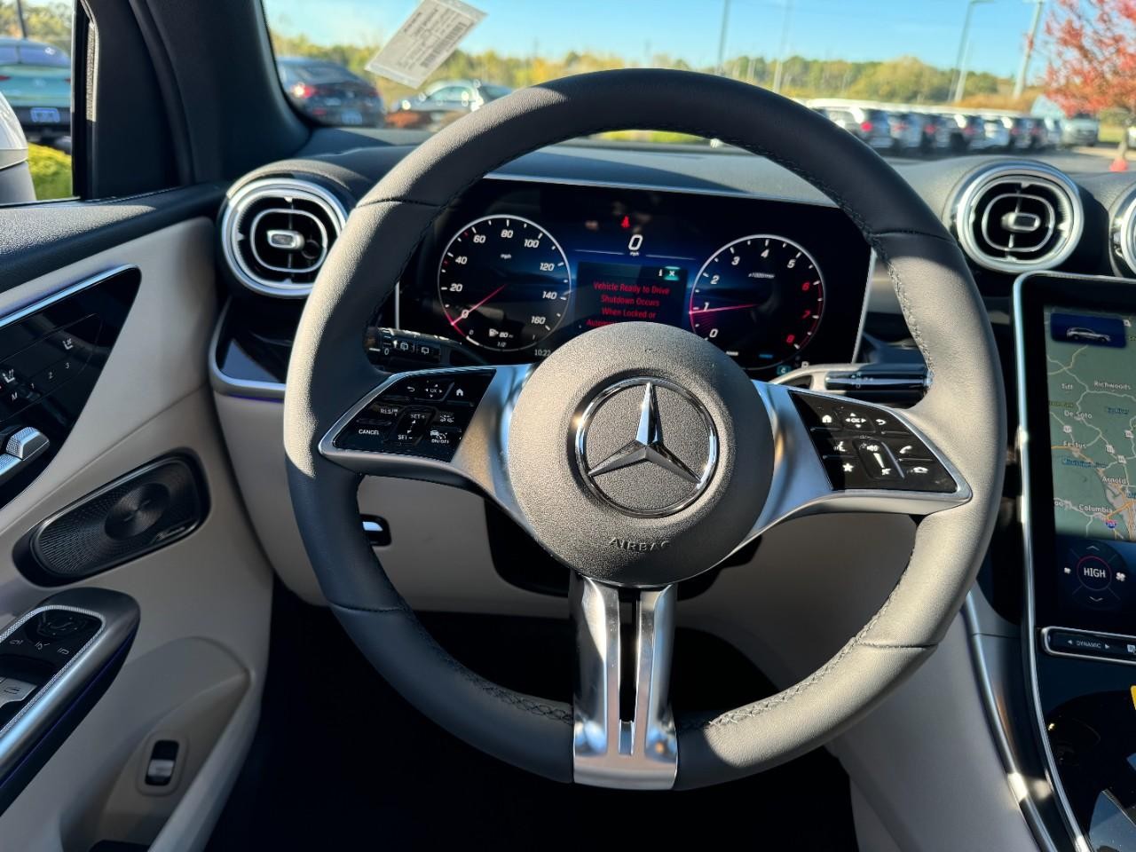 Mercedes-Benz GLC Vehicle Full-screen Gallery Image 13