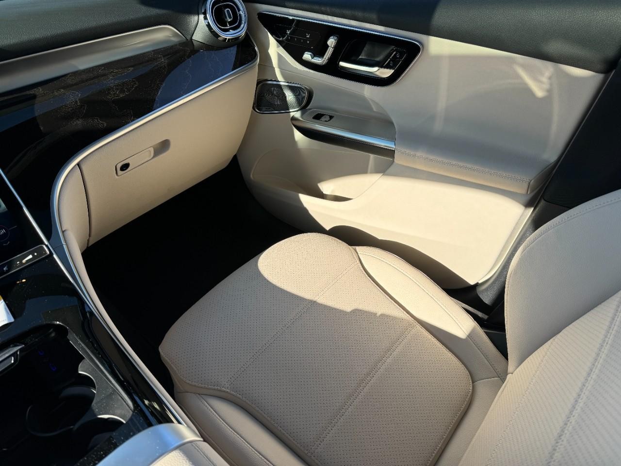 Mercedes-Benz GLC Vehicle Full-screen Gallery Image 15