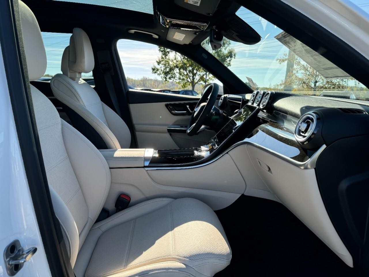 Mercedes-Benz GLC Vehicle Full-screen Gallery Image 16