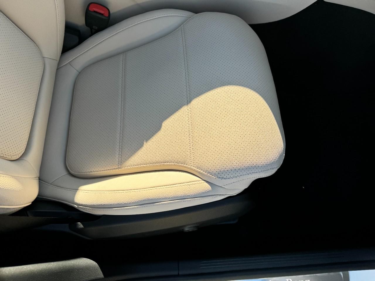 Mercedes-Benz GLC Vehicle Full-screen Gallery Image 17