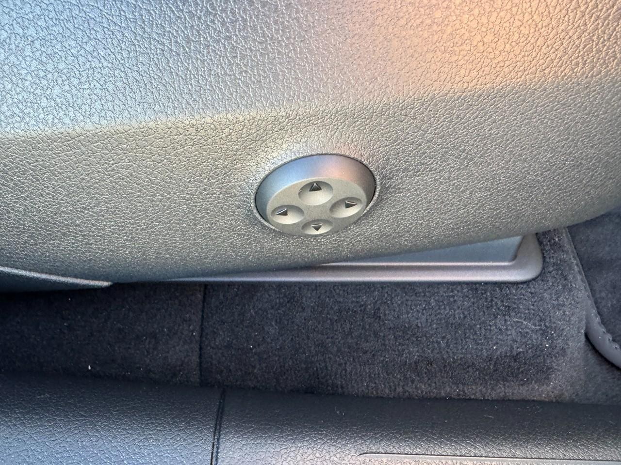 Mercedes-Benz GLC Vehicle Full-screen Gallery Image 18