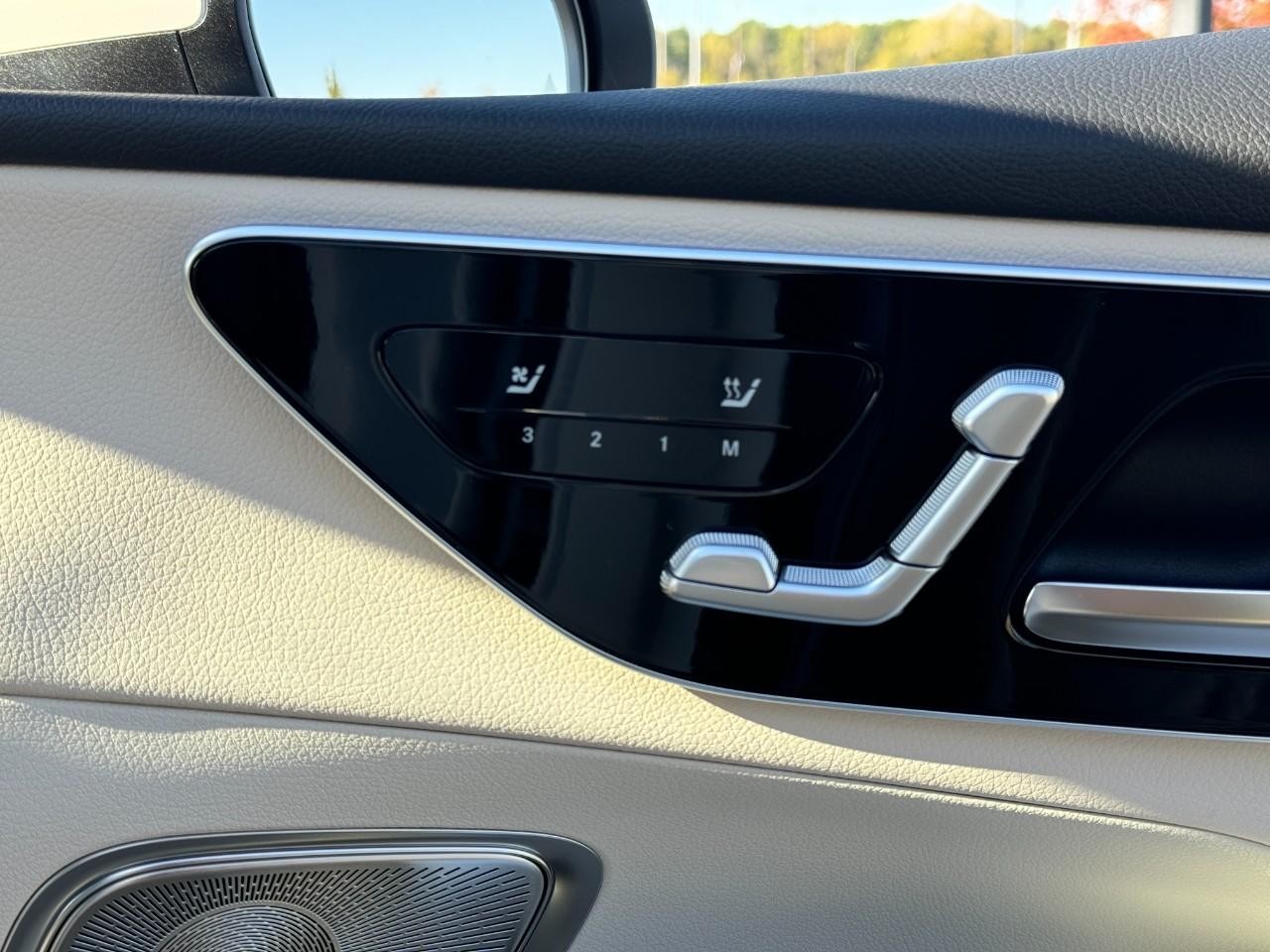 Mercedes-Benz GLC Vehicle Full-screen Gallery Image 19