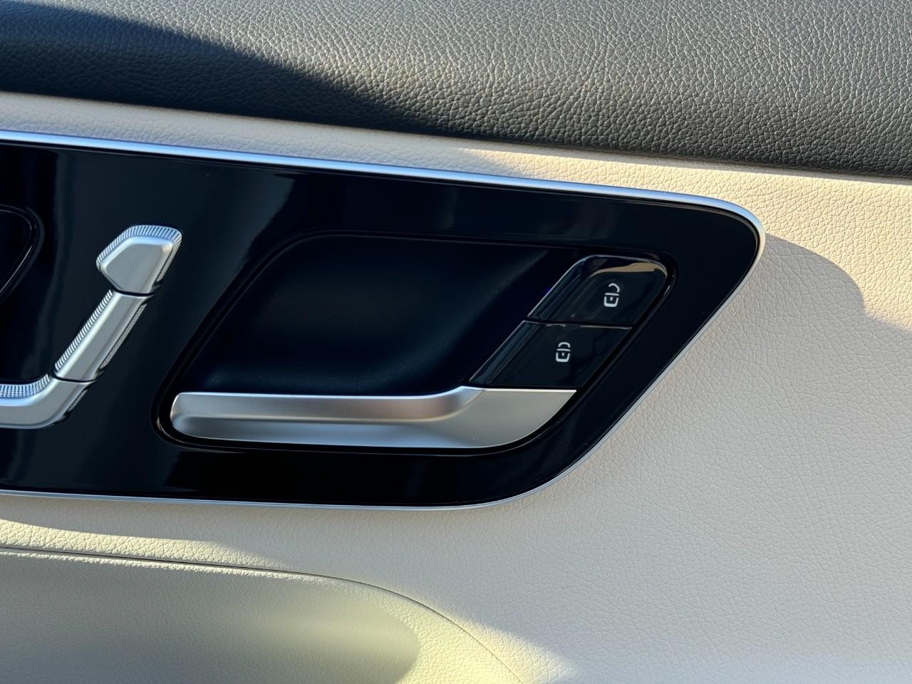 Mercedes-Benz GLC Vehicle Full-screen Gallery Image 20