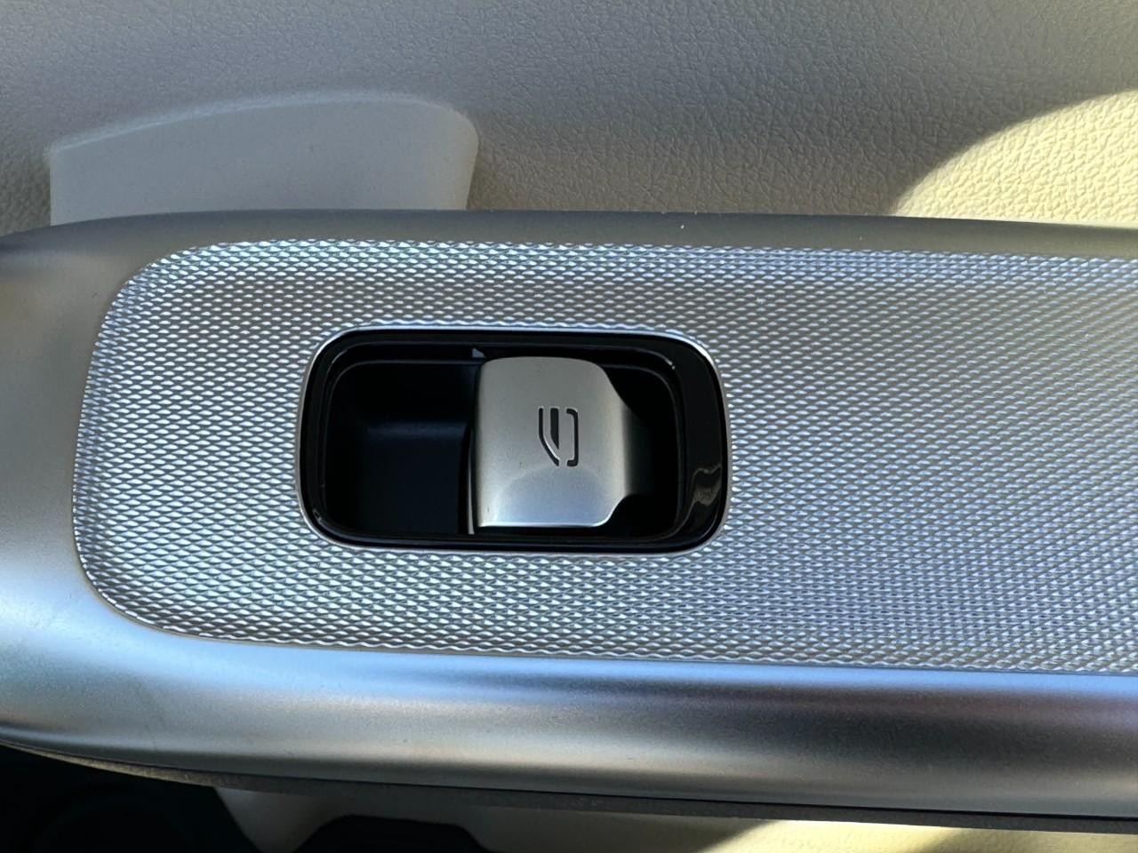 Mercedes-Benz GLC Vehicle Full-screen Gallery Image 21