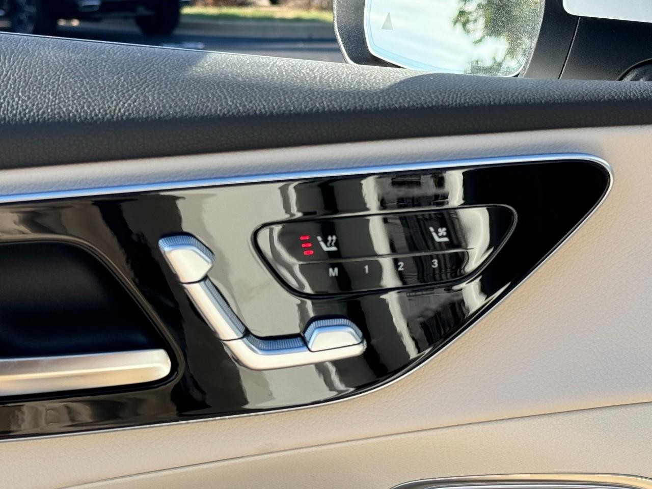 Mercedes-Benz GLC Vehicle Full-screen Gallery Image 22