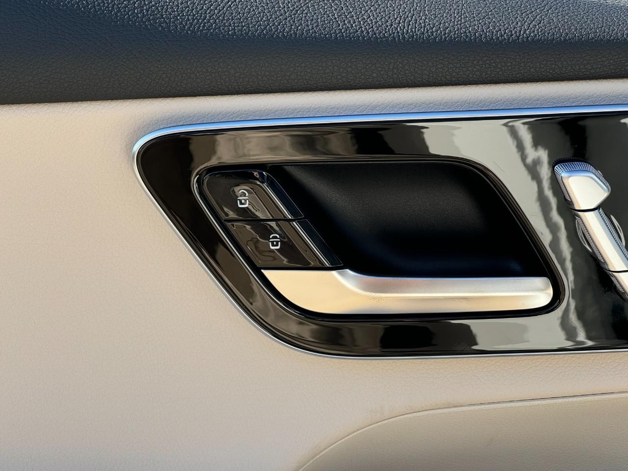 Mercedes-Benz GLC Vehicle Full-screen Gallery Image 23