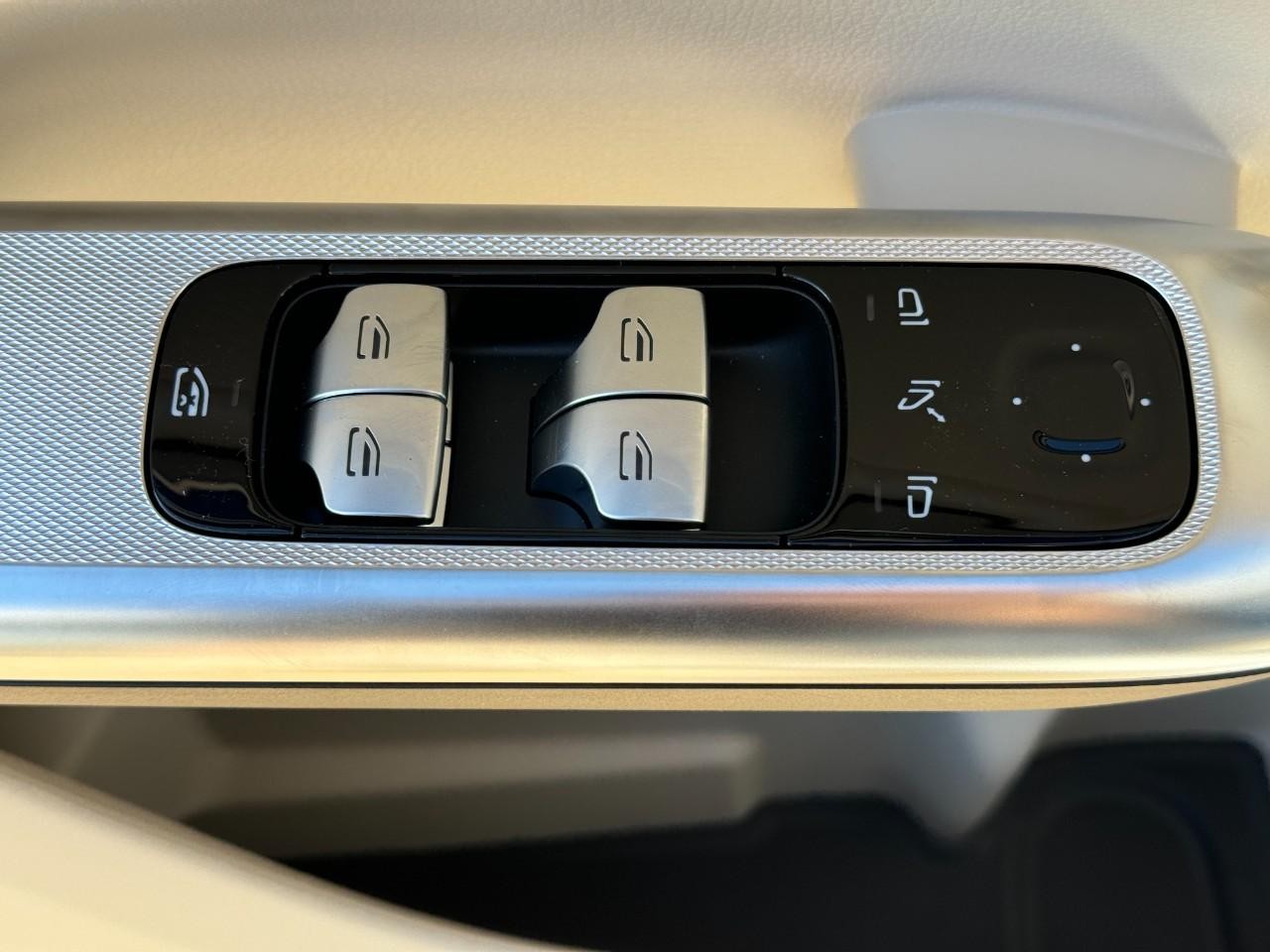 Mercedes-Benz GLC Vehicle Full-screen Gallery Image 24