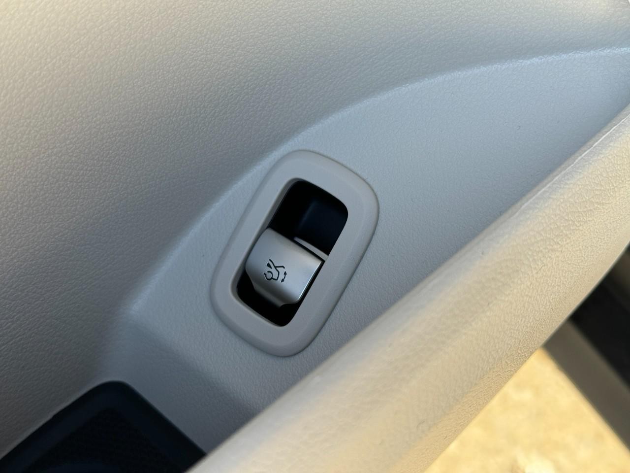 Mercedes-Benz GLC Vehicle Full-screen Gallery Image 26