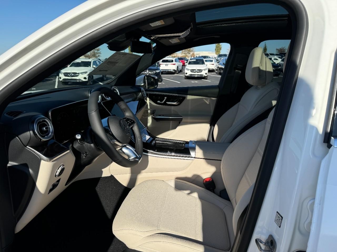 Mercedes-Benz GLC Vehicle Full-screen Gallery Image 27