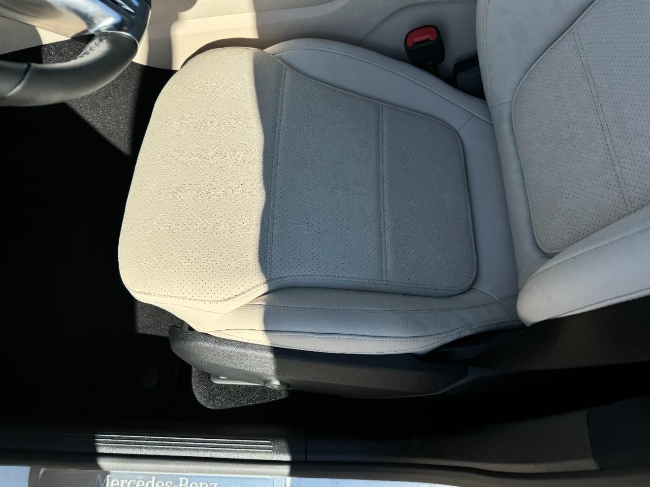 Mercedes-Benz GLC Vehicle Full-screen Gallery Image 28