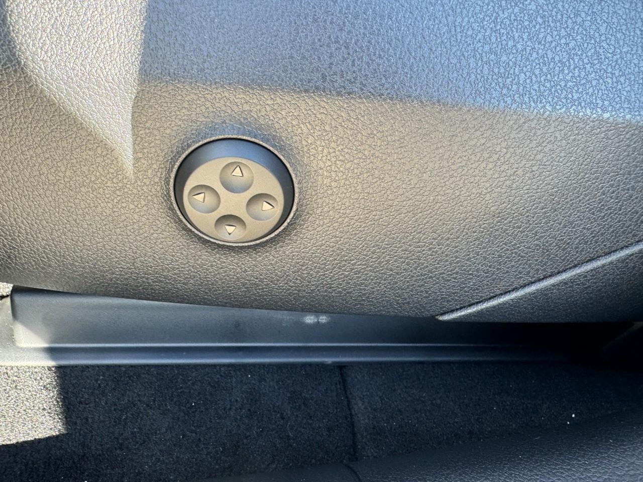 Mercedes-Benz GLC Vehicle Full-screen Gallery Image 29