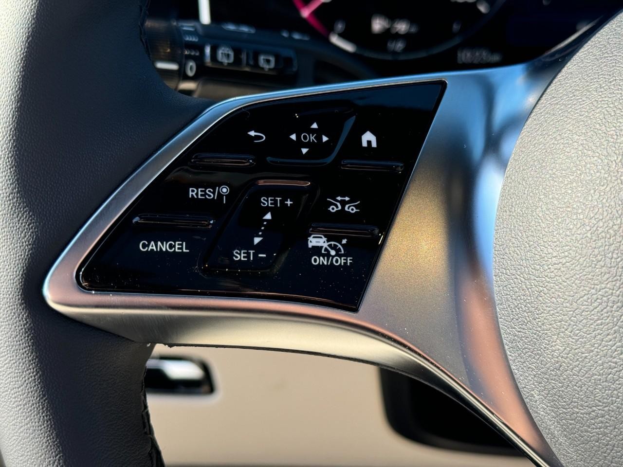 Mercedes-Benz GLC Vehicle Full-screen Gallery Image 31