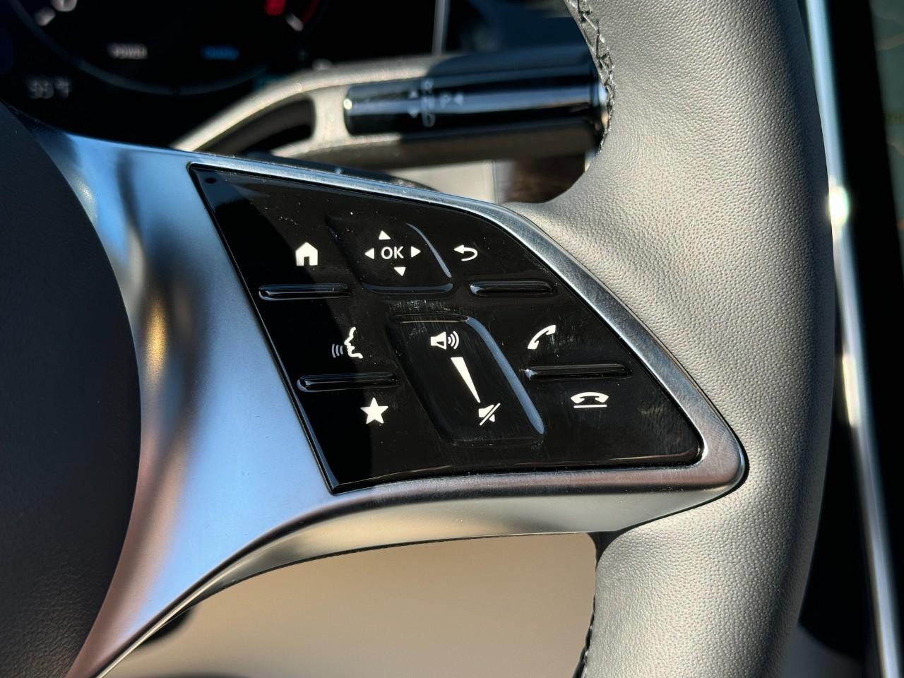 Mercedes-Benz GLC Vehicle Full-screen Gallery Image 32