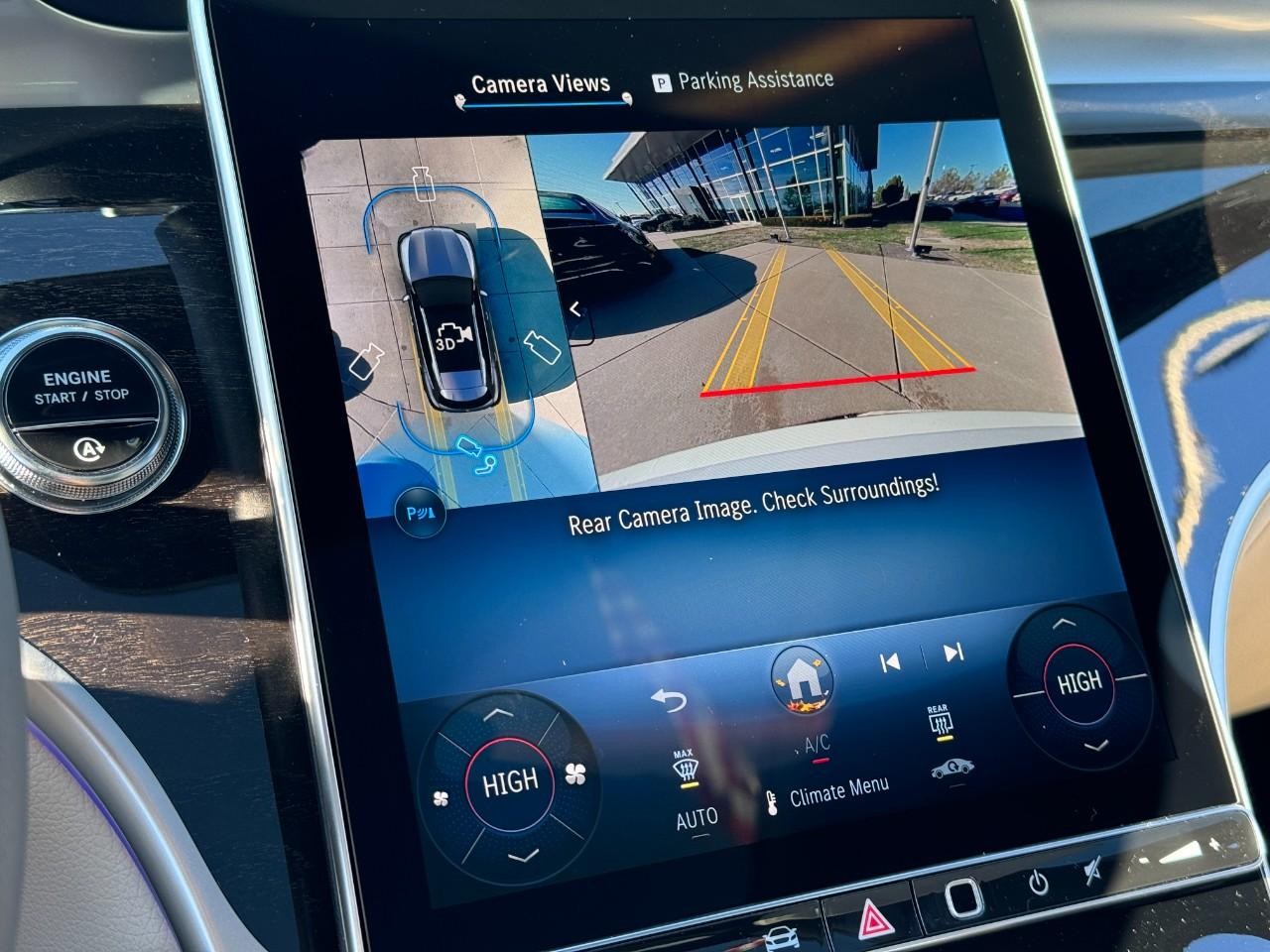 Mercedes-Benz GLC Vehicle Full-screen Gallery Image 35