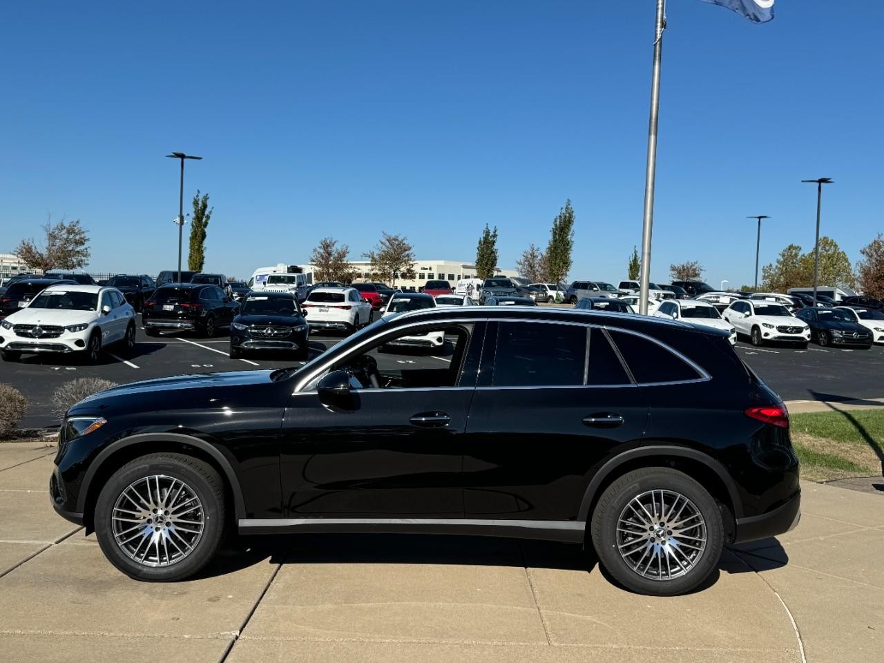 Mercedes-Benz GLC Vehicle Full-screen Gallery Image 2