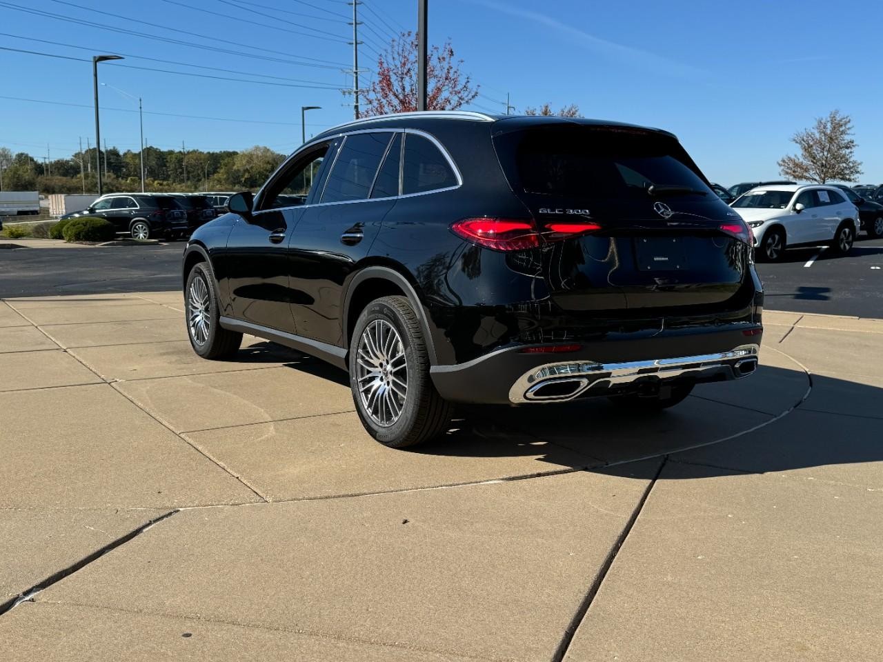 Mercedes-Benz GLC Vehicle Full-screen Gallery Image 3