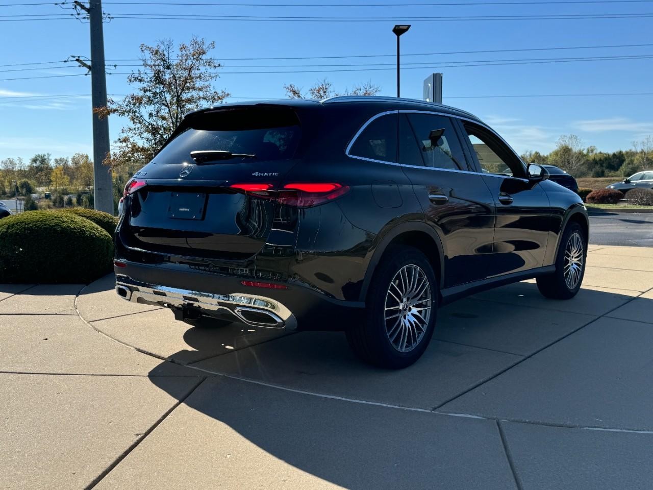 Mercedes-Benz GLC Vehicle Full-screen Gallery Image 4